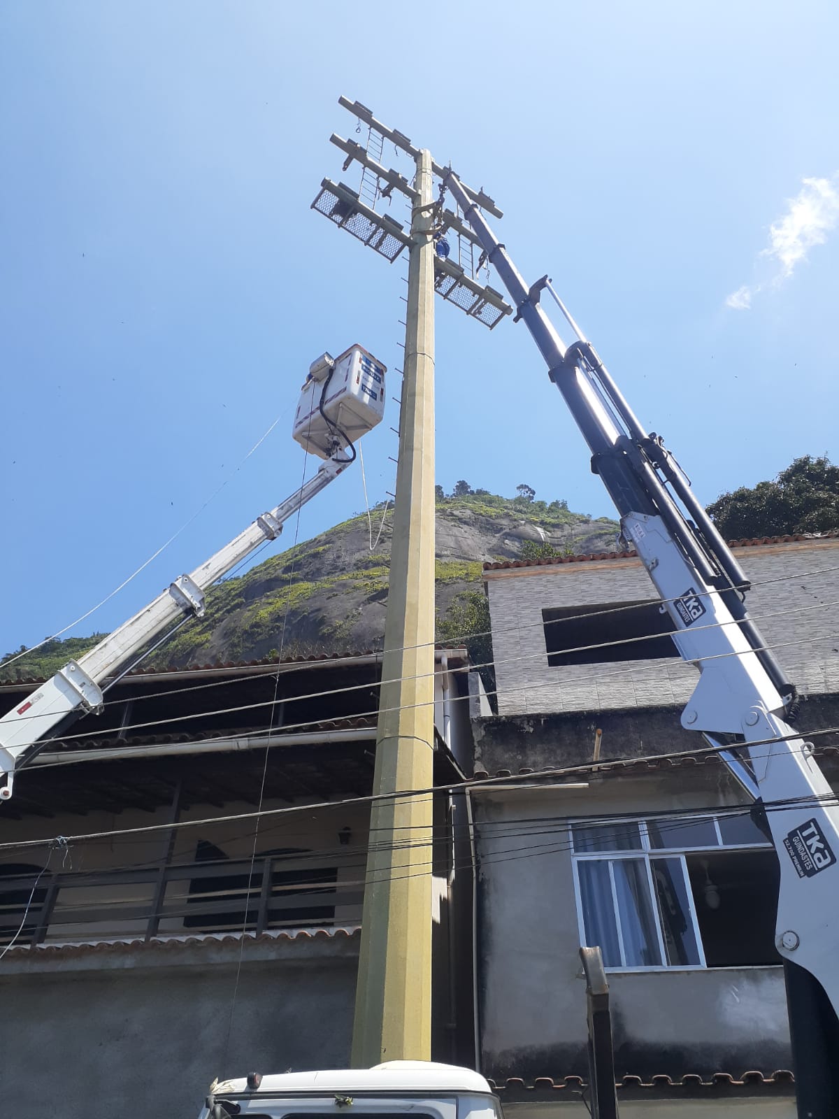 Retirada poste 22 mts comunidade vidigal - Rio de Janeiro